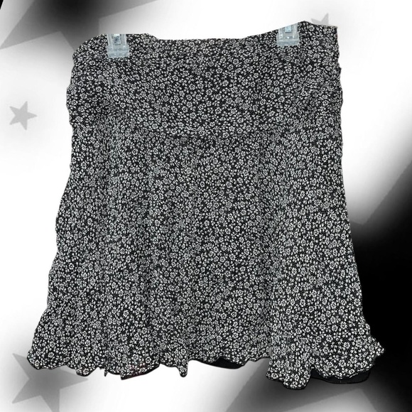 Y2K black and white ditsy floral above knee skirt - Picture 2 of 5